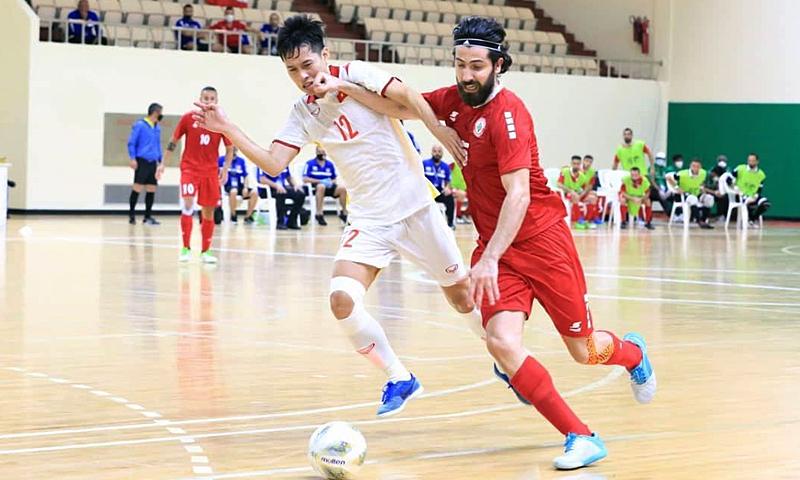 Nguyễn Thành Tín (số 12) tranh bóng với El Dine - cầu thủ nổi bật nhất bên phía Lebanon. Ảnh: VFF