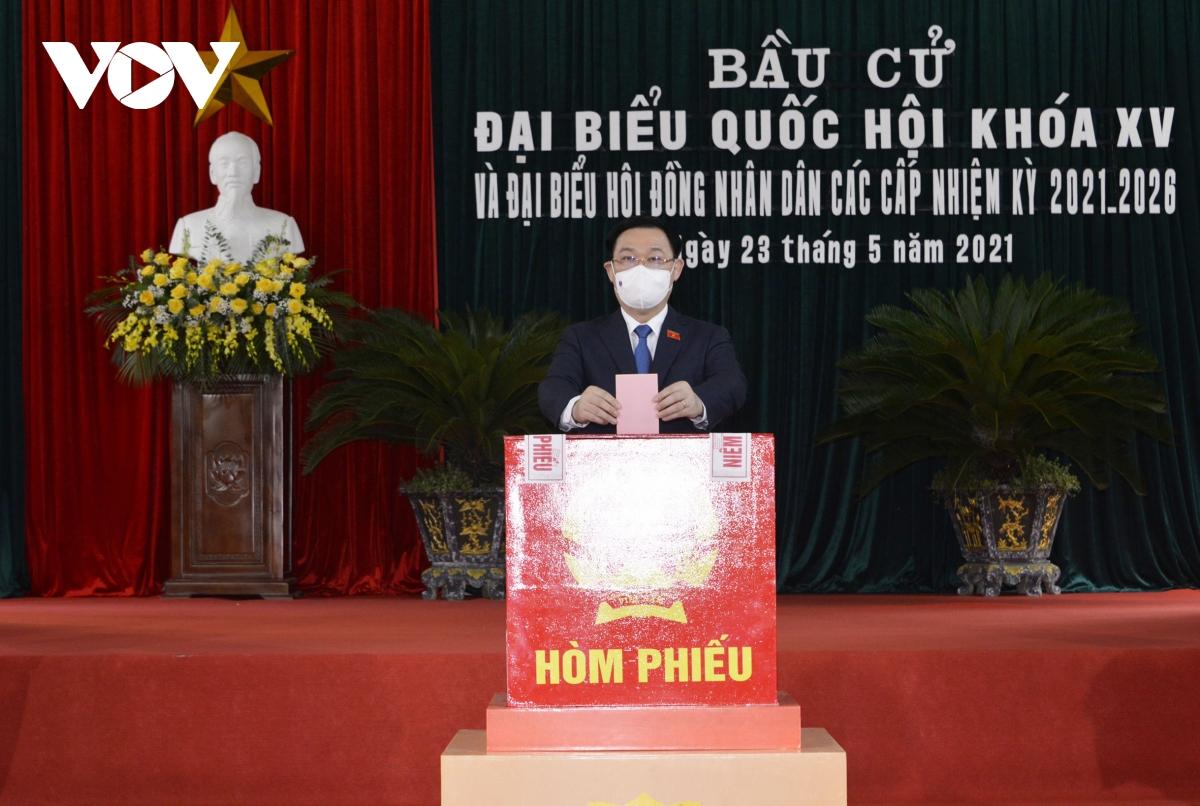 Chủ tịch Quốc hội Vương Đình Huệ hoàn thành việc bỏ phiếu
