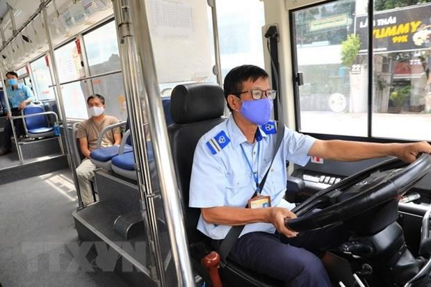 Lái xe buýt thực hiện nghiêm việc đeo khẩu trang y tế khi đang làm việc.