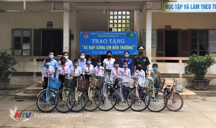 Đồn Biên phòng cửa khẩu Quốc tế Nậm Cắn phối hợp với chính quyền địa phương và nhà trường tặng xe đạp cho các em học sinh có hoàn cảnh khó khăn trên địa bàn xã Tà Cạ, huyện Kỳ Sơn.