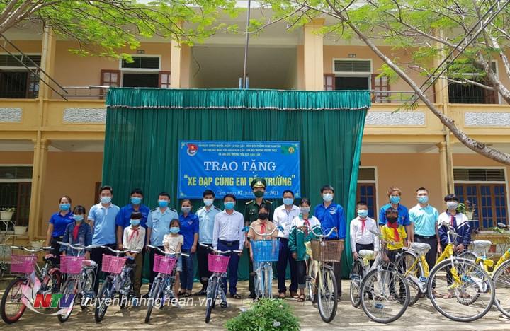 Đồn Biên phòng cửa khẩu Quốc tế Nậm Cắn phối hợp với chính quyền địa phương, các đơn vị và nhà trường tặng xe đạp cho các em học sinh có hoàn cảnh khó khăn trên địa bàn xã Nậm Cắn, huyện Kỳ Sơn
