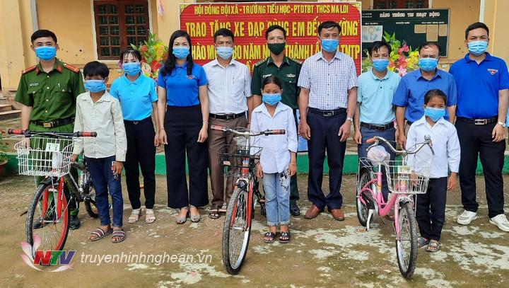 Đồn Biên phòng Na Loi phối hợp cùng Đoàn Thanh niên địa phương và nhà trường trao 3 chiếc xe đạp cho 3 em học sinh có hoàn cảnh khó khăn tại xã Na Loi, huyện Kỳ Sơn.