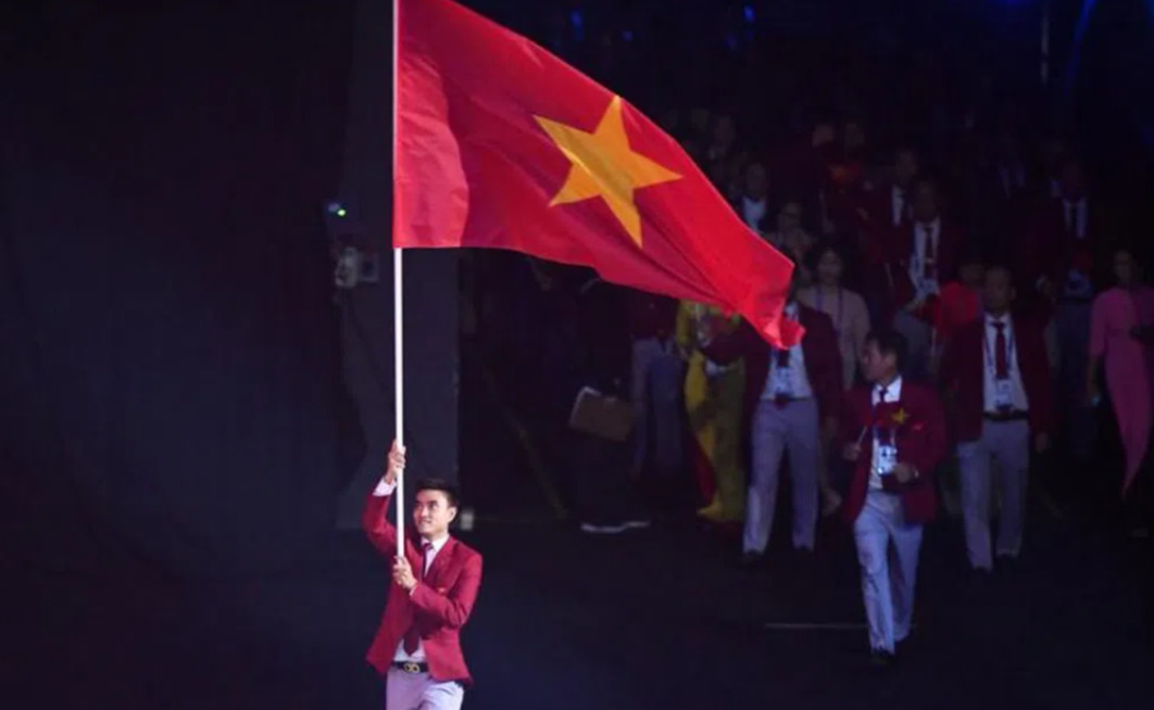 Vũ Thành An cầm cờ tại Lễ khai mạc SEA Games 30.