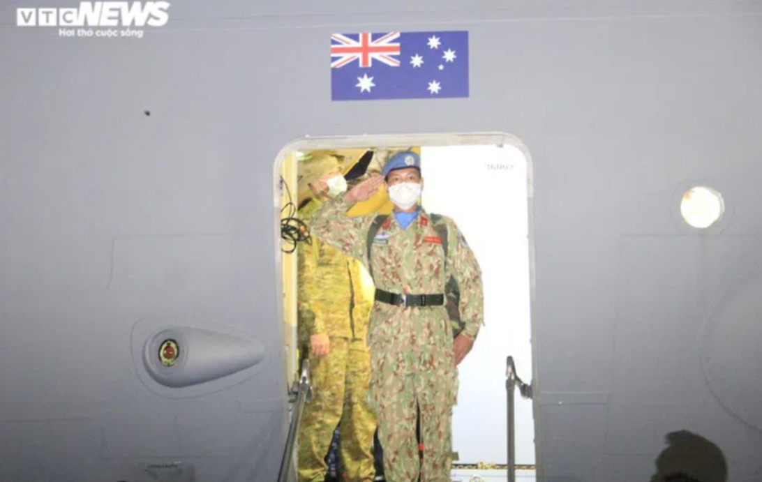 Khuya 30/4, máy bay vận tải của Không quân Hoàng gia Australia hạ cánh xuống sân bay Tân Sơn Nhất, chở theo 30 cán bộ, chiến sĩ của Cục gìn giữ hòa bình Việt Nam trở về từ Nam Sudan.