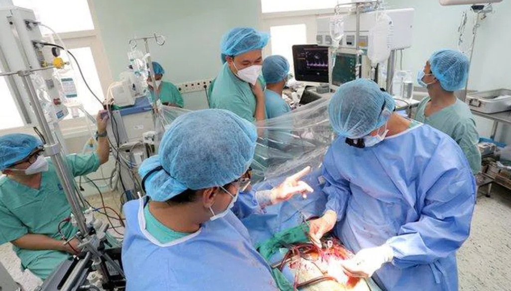 Các bác sĩ BV TW Huế tiến hành ca ghép tim cho bệnh nhân tại BV.