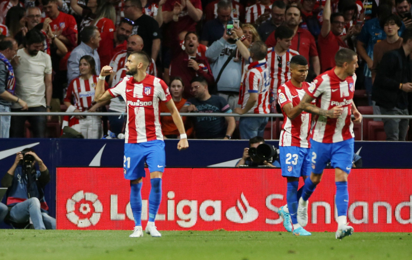 Atletico Madrid chấm dứt chuỗi 11 trận không thắng trước Real ở La Liga. Ảnh: Reuters.