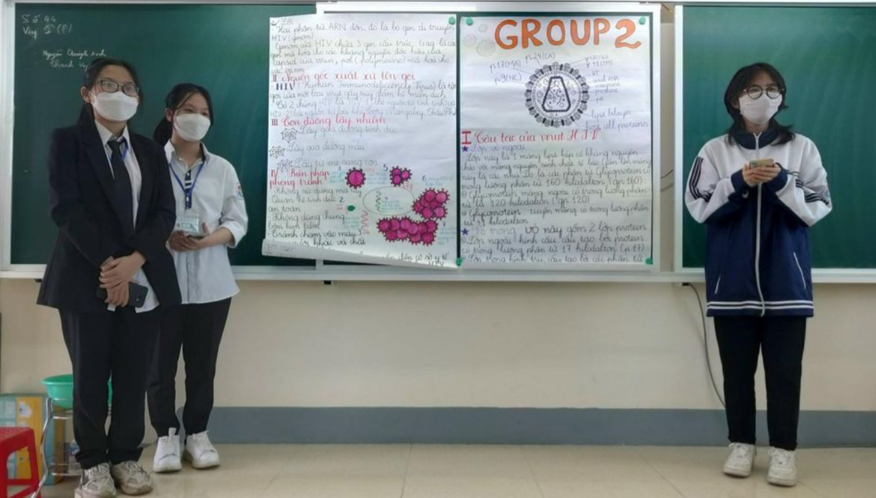 Học sinh Trường THPT Huỳnh Thúc Kháng (TP Vinh, Nghệ An) hoạt động nhóm trong giờ học trên lớp.