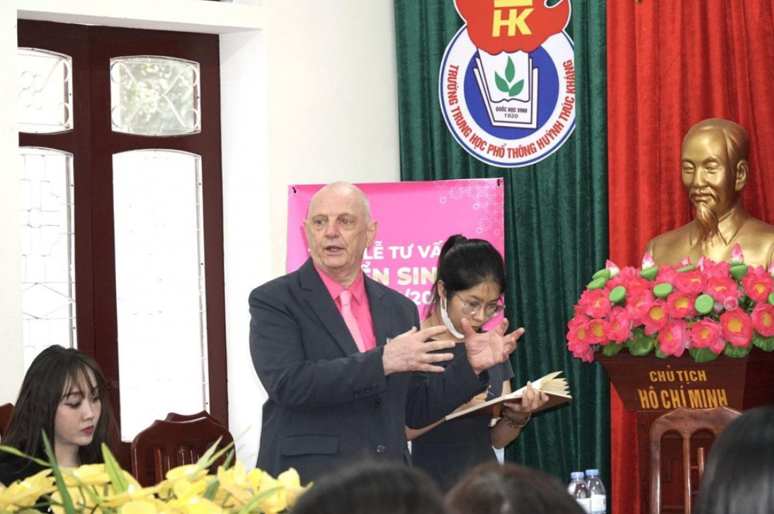 Ông Stephen West - Tổng Hiệu trưởng Hệ thống TH School chia sẻ thông tin tuyển sinh lớp 10 năm học 2022-2023 tại Nghệ An.