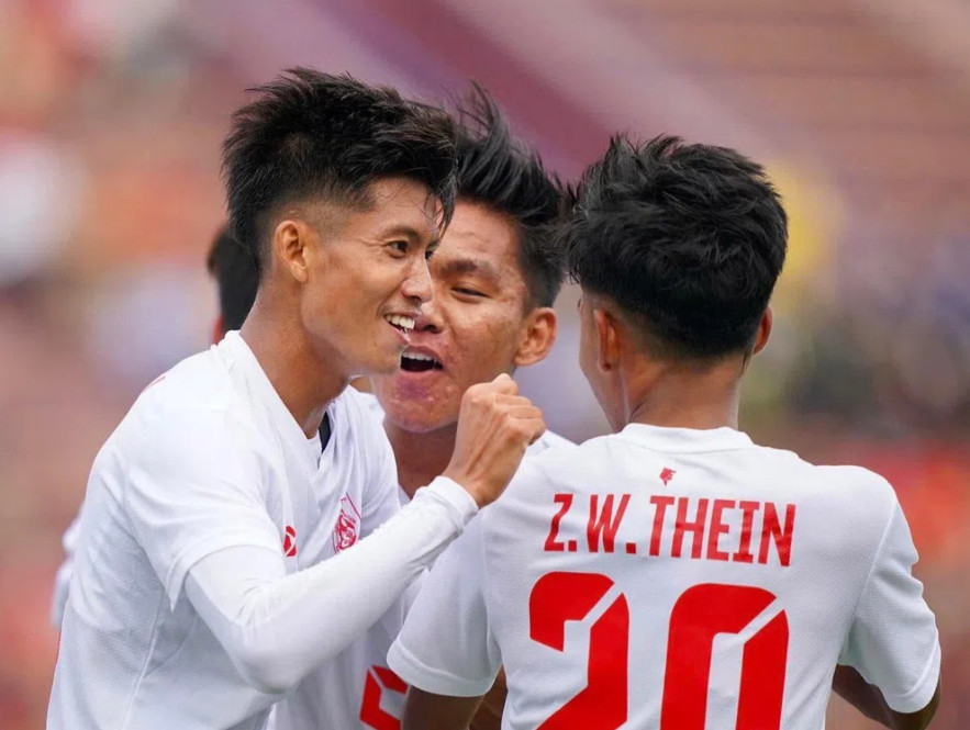 Win Naing Tun (trái) mở tỷ số từ phút thứ 2, giúp Myanmar nắm lợi thế sớm