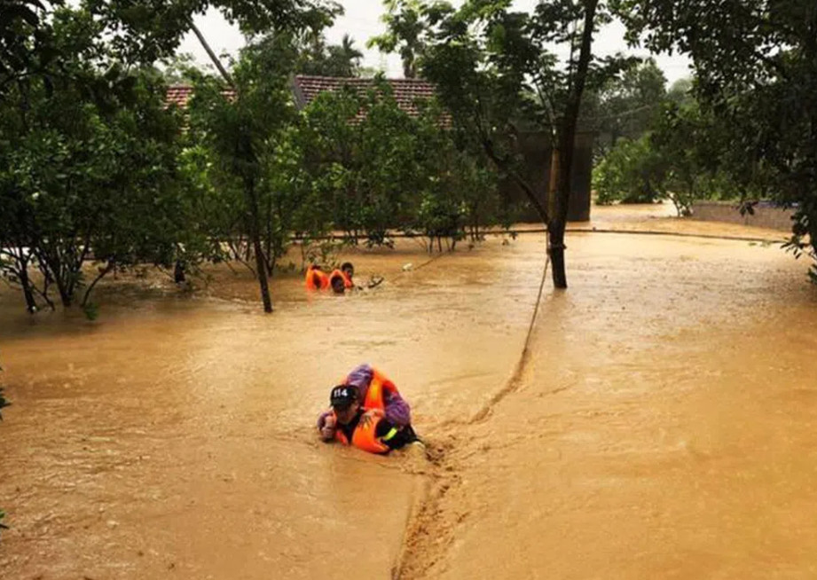 Nhiều người dân ở Lạng Sơn bị mắc kẹt do mưa dồn dập, nước dâng cao