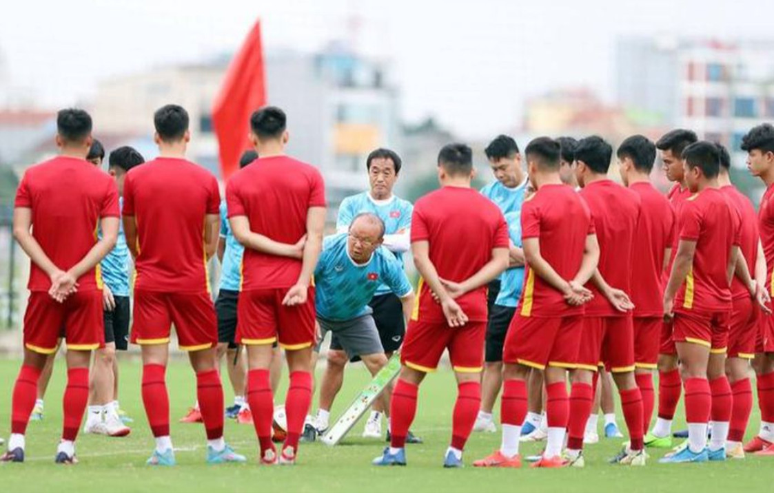 Thầy Park mang cả sa bàn ra sân để mổ xẻ chiến thuật với U23 Việt Nam. 
