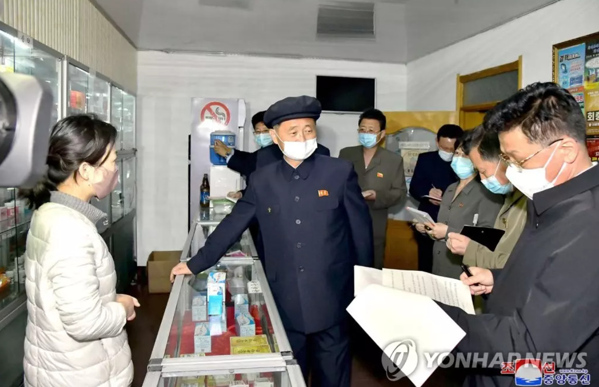 Thủ tướng Triều Tiên Kim Tok Hun tới thị sát một hiệu thuốc trong ảnh được công bố hôm 17/5. Ảnh: KCNA