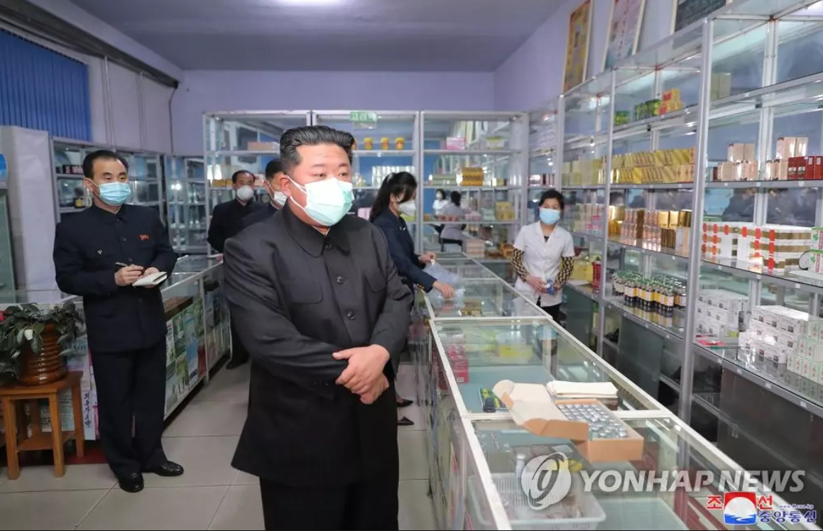 Nhà lãnh đạo Triều Tiên Kim Jong Un tới thị sát một hiệu thuốc trong ảnh được công bố hôm 17/5. Ảnh: KCNA