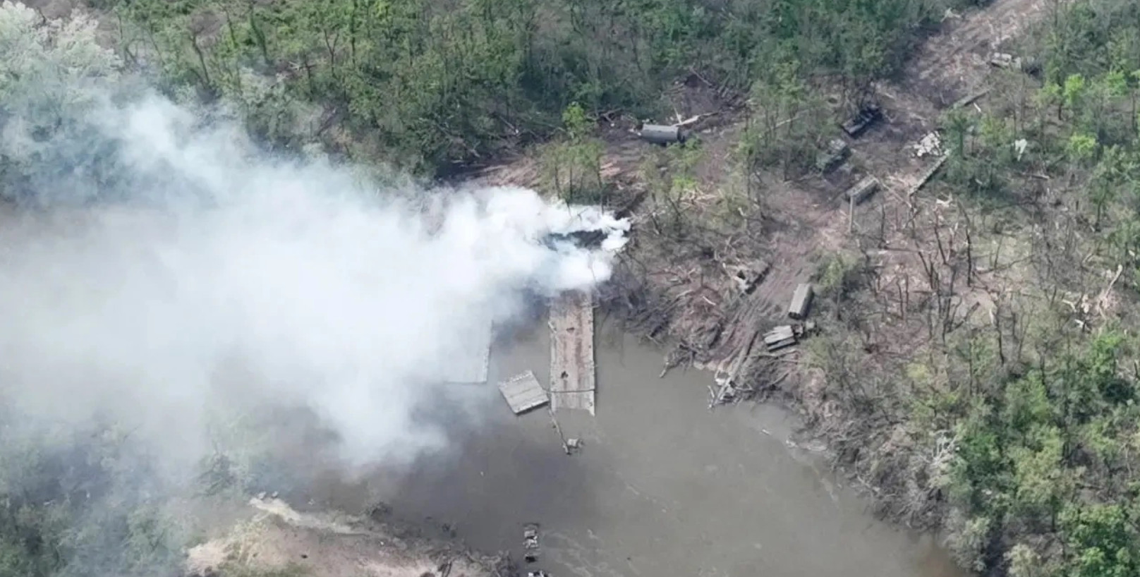 Các bức ảnh do quân đội Ukraine đăng tải cho thấy cầu phao và xe bọc thép bị phá hủy trên sông Siverskyi Donets, ở miền Đông Ukraine, vào ngày 13/5. Ảnh: Bộ Quốc phòng Ukraine.