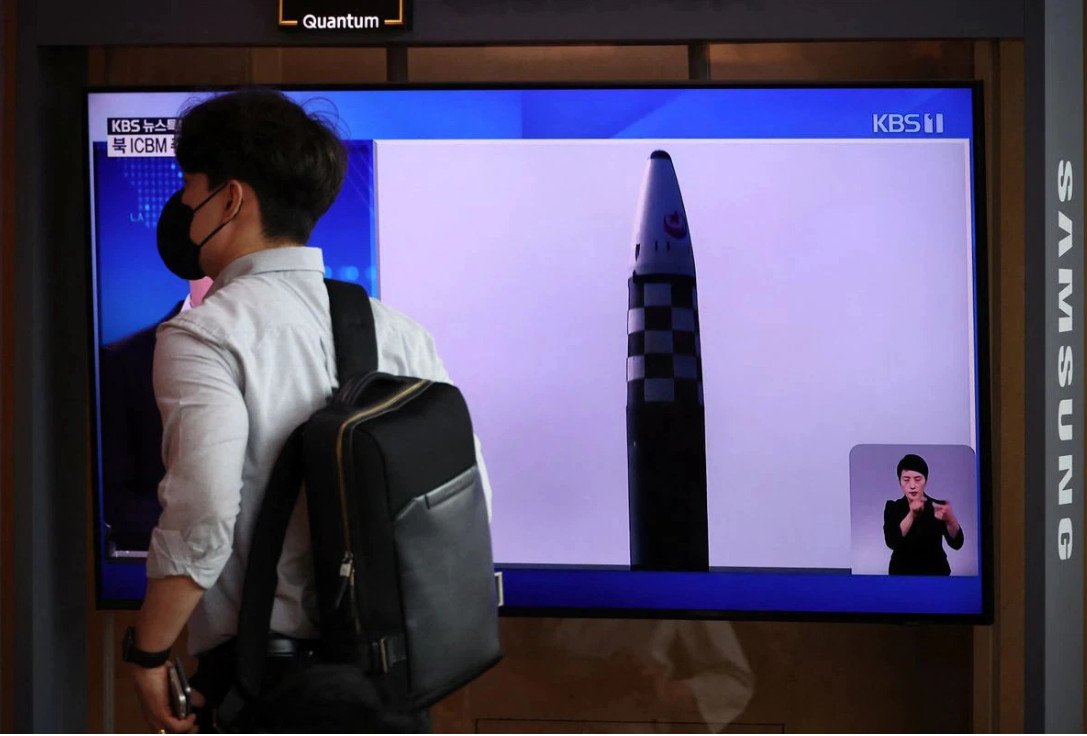 Một người đàn ông đi ngang qua bản tin về việc Triều Tiên phóng tên lửa đạn đạo hôm 25/5. Ảnh: Reuters.