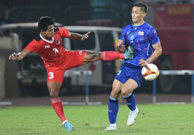 Một trong những tình huống vào bóng thô bạo của cầu thủ Indonesia trước Thái Lan