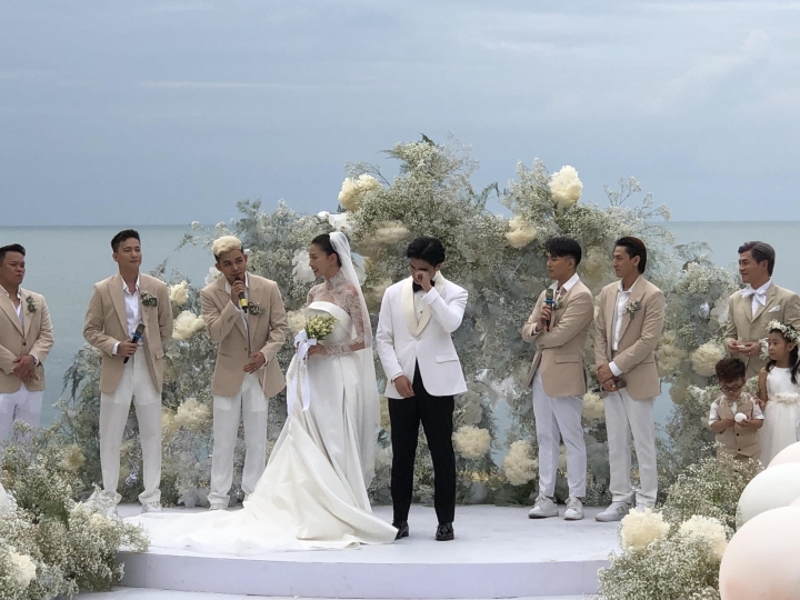 Chú rể Huy Trần xúc động bật khóc trong đám cưới.