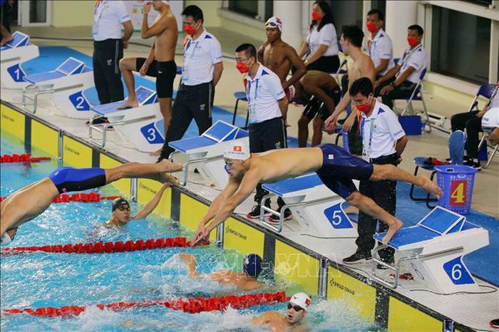 Các VĐV Đội tuyển bơi Việt Nam xuất sắc đoạt HCV nội dung 4x100m tự do nam với thành tích 3 phút 21 giây 81.