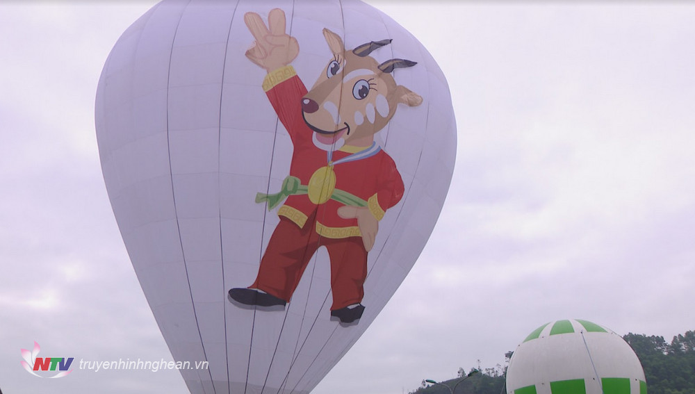 Khinh khí cầu cùng với hình ảnh linh vật SEA Games 31.