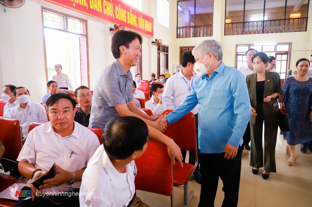 Bí thư Trung ương Đảng, Chủ tịch Ủy ban Trung ương Mặt trận Tổ quốc Việt Nam Đỗ Văn Chiến trao đổi với cử tri và các đại biểu. 