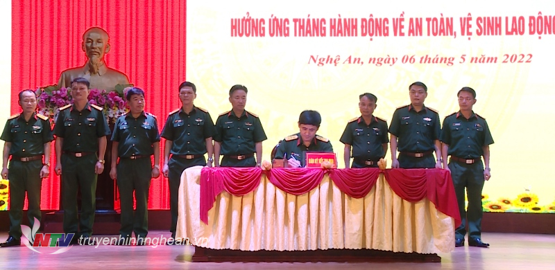 Thượng tá Phan Đại Nghĩa, Uỷ viên BTV Tỉnh uỷ, Chỉ huy trưởng Bộ CHQS tỉnh ký chấp nhận giao ước thi đua giữa các đơn vị.
