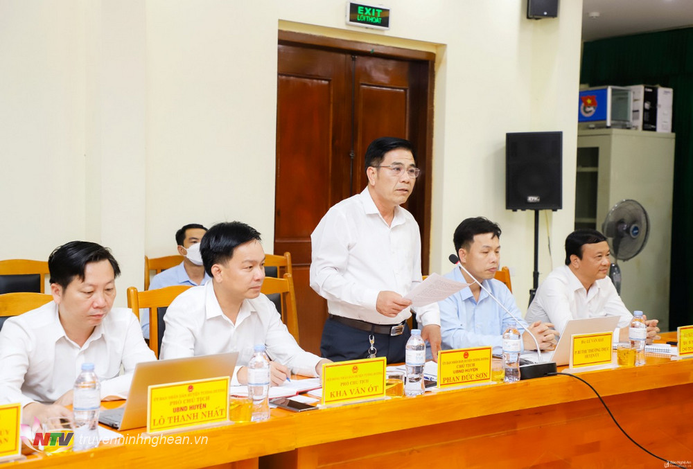 Chủ tịch UBND huyện Tương Dương Phan Đức Sơn báo cáo kết quả thực hiện nhiệm vụ phát triển KT-XH thời gian qua, nhiệm vụ thời gian tới. 