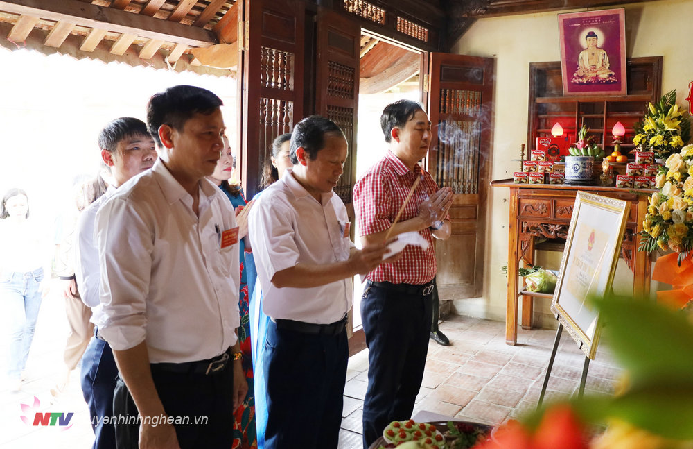 Lãnh đạo huyện và xã dâng hương tại chùa