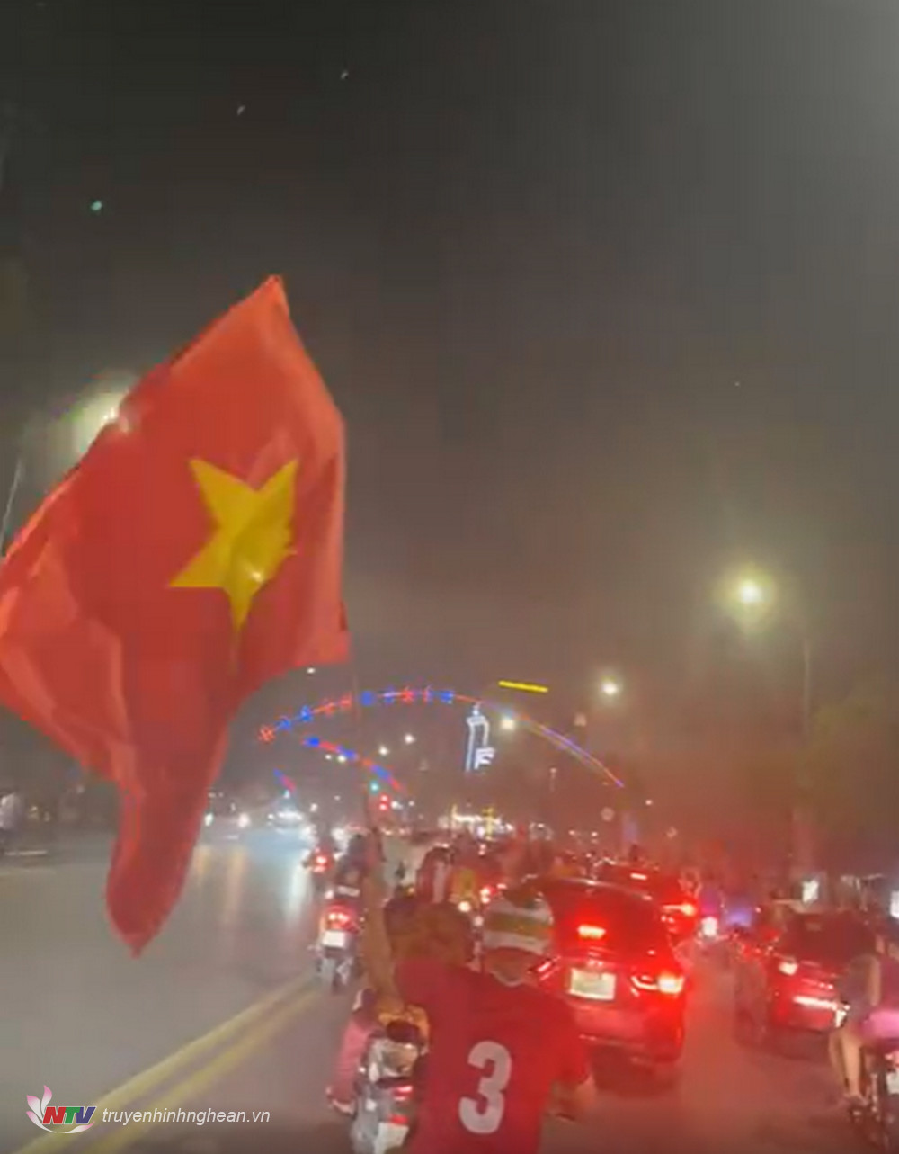 Quốc kỳ Việt Nam tung bay trên đường.