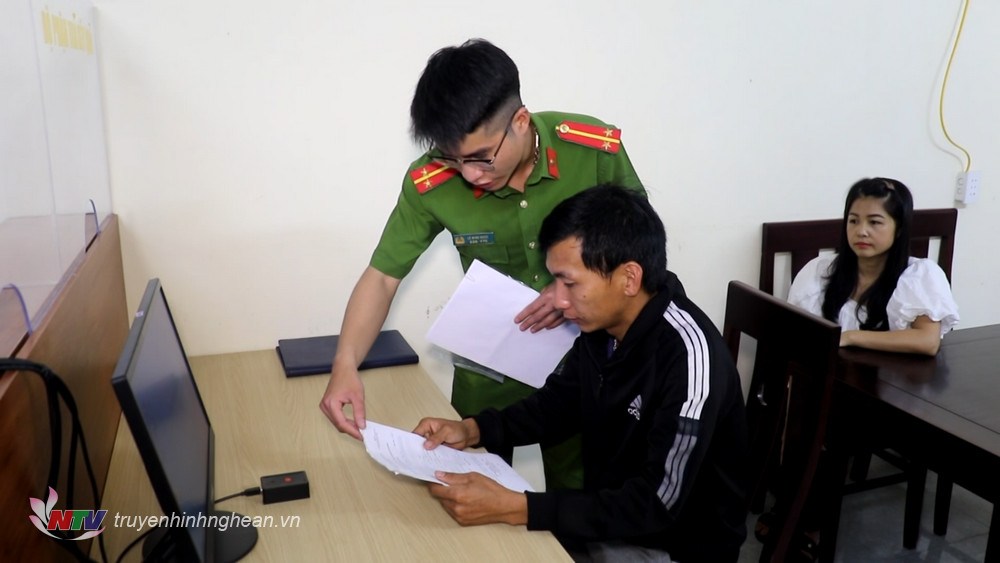 Cán bộ Công an xã Tri Lễ, huyện Quế Phong hướng dẫn người dân làm thủ tục đăng ký xe.