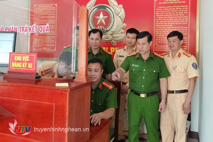 Lãnh đạo Công an huyện Con Cuông kiểm tra công tác chuẩn bị đăng ký xe.