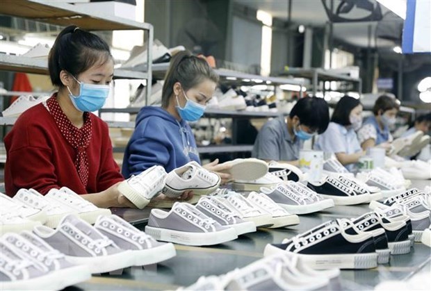 Công nhân sản xuất giày xuất khẩu.