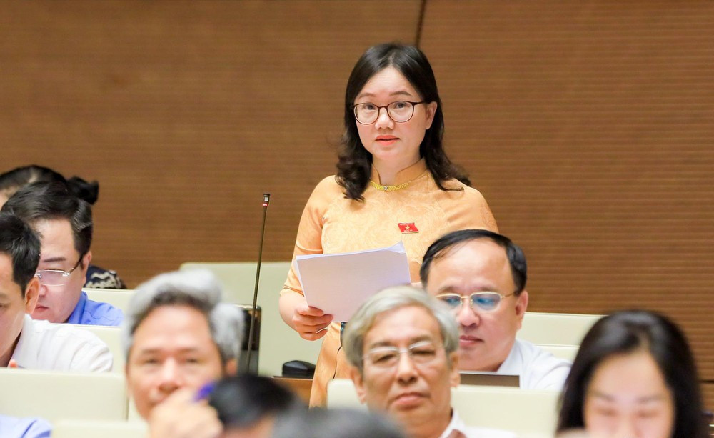 Đại biểu Thái Thị An Chung - Phó Trưởng đoàn chuyên trách Đoàn ĐBQH Nghệ An phát biểu thảo luận. Ảnh: internet
