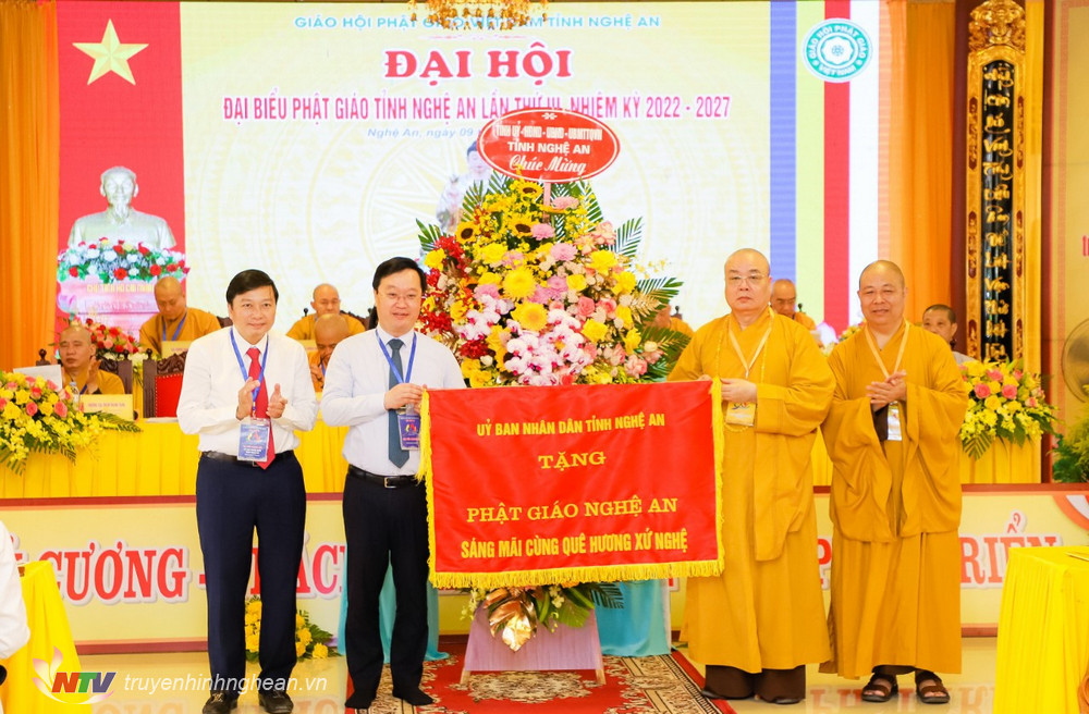 Lãnh đạo UBND tỉnh trao tặng Bức trướng cho Ban Trị sự Giáo hội Phật giáo tỉnh Nghệ An. 