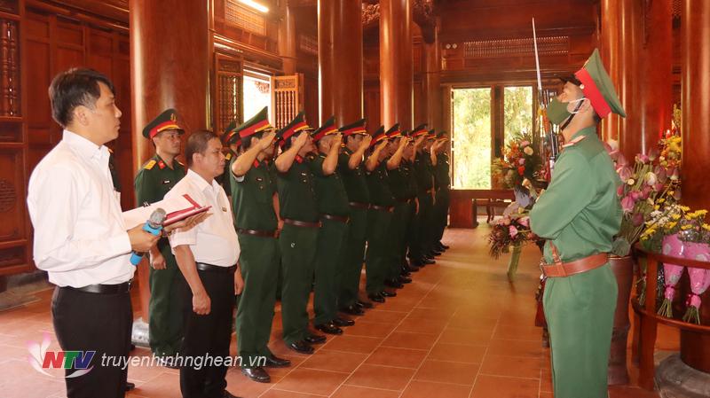 Cán bộ, chiến sỹ Bộ CHQS tỉnh thành kính tưởng nhớ công lao Chủ tịch Hồ Chí Minh người đã sáng lập và rèn luyện Quân đội nhân dân Việt Nam anh hùng.