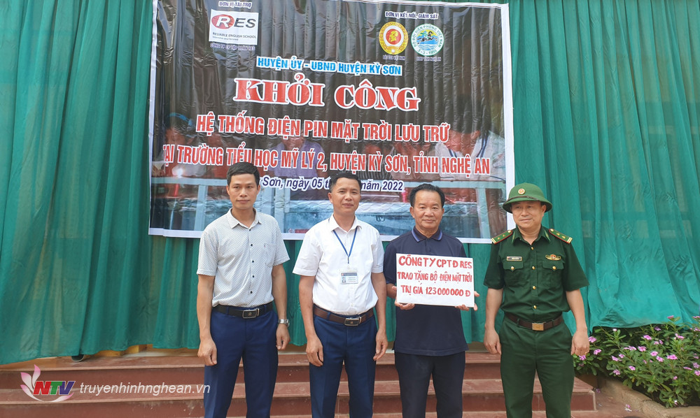 Trao hỗ trợ lắp đặt hệ thống điện mặt trời lưu trữ cho Trường TH Mỹ Lý 2, huyện Kỳ Sơn, tỉnh Nghệ An