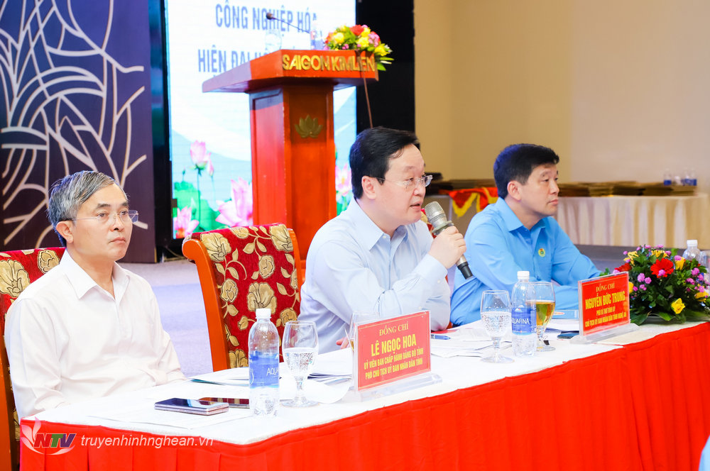 Chủ tịch UBND tỉnh Nguyễn Đức Trung trực tiếp trả lời một số câu hỏi, kiến nghị của công nhân lao động. 