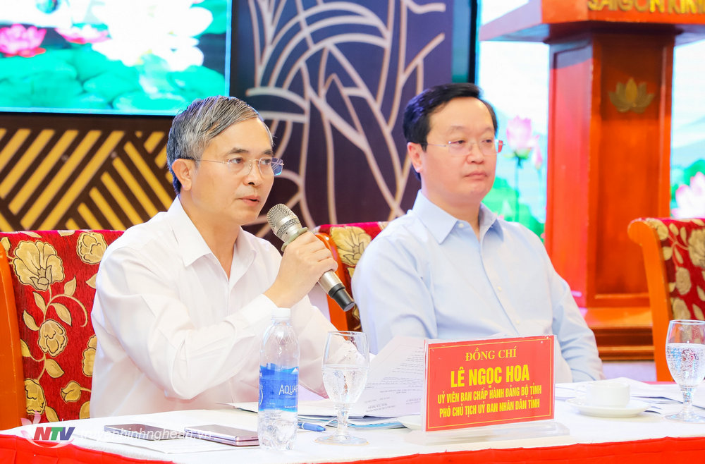 Phó Chủ tịch UBND tỉnh Lê Ngọc Hoa trực tiếp trả lời một số câu hỏi, kiến nghị của công nhân lao động. 