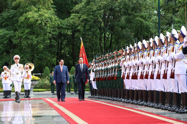 Thủ tướng Phạm Minh Chính và Thủ tướng Nhật Bản Kishida Fumio duyệt Đội Danh dự Quân đội nhân dân Việt Nam. 