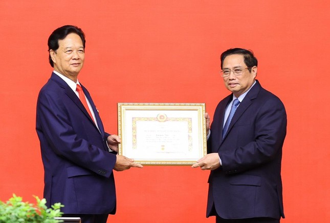 Thủ tướng Chính phủ Phạm Minh Chính trao Huy hiệu 55 tuổi Đảng tặng nguyên Thủ tướng Nguyễn Tấn Dũng. 
