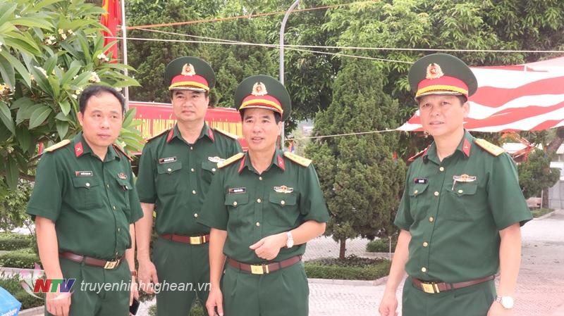 Đại tá Phạm Văn Đông, Chính uỷ Bộ CHQS tỉnh cùng các đồng chí trong đoàn công tác kiểm tra công tác lấy mẩu sinh phẩm xác định AND tại Nghĩa trang huyện Nghi Lộc.