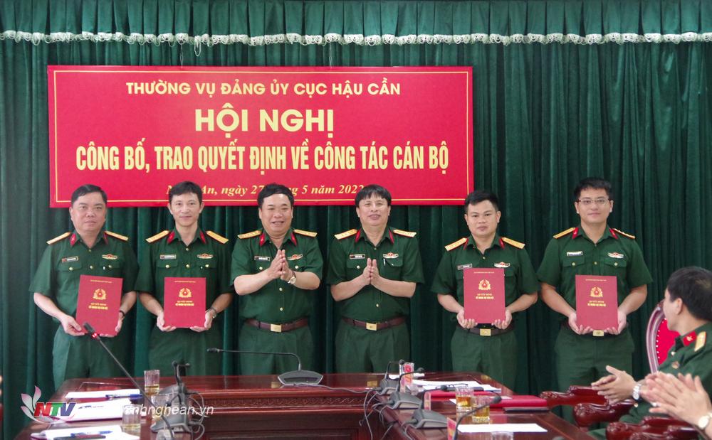 Đại tá Vương Kim Hải - Chính ủy và đồng chí Đại tá Nguyễn Thanh Vân - Cục trưởng trao quyết định điều động bổ nhiệm cho các đồng chí cán bộ.