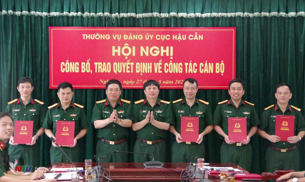 Đại tá Vương Kim Hải - Chính ủy và đồng chí Đại tá Nguyễn Thanh Vân - Cục trưởng trao quyết định thăng quân hàm lên Trung tá cho các đồng chí cán bộ.