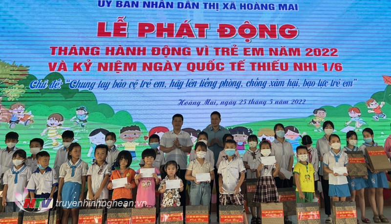 Lãnh đạo Thị xã tặng quà cho các em học sinh nghèo vượt khó và các cháu có hoàn cảnh khó khăn