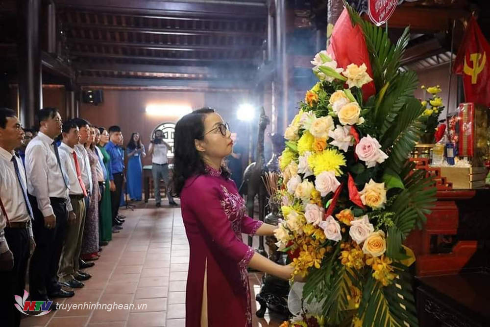 Bí thư Huyện ủy Hưng Nguyên Hoàng Thị Thơm dâng lẵng hoa tươi lên anh linh cố Tổng Bí thư Lê Hồng Phong.