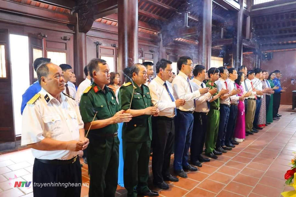 Đoàn đại biểu Huyện ủy, HĐND, UBND huyện dâng hương tại khu di tích Tổng bí thư Lê Hồng Phong