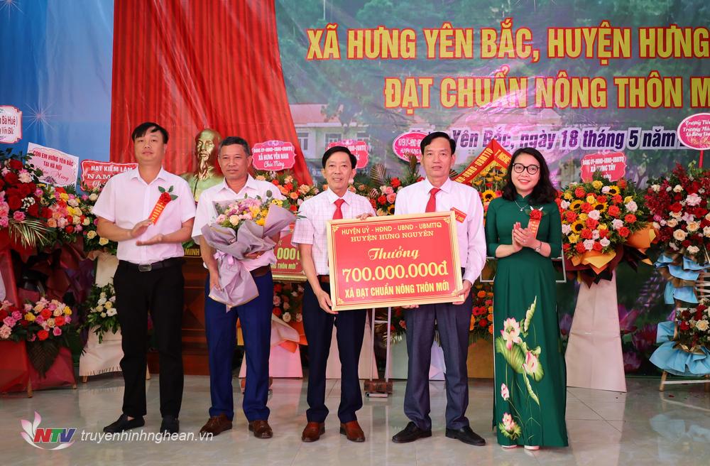Lãnh đạo huyện trao 700 triệu đồng cho xã Hưng Yên Bắc để xây dựng công trình phúc lợi