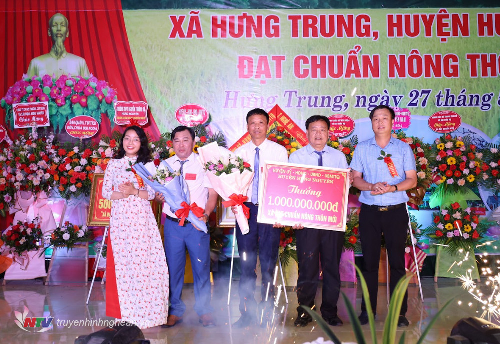 Lãnh đạo huyện Hưng Nguyên trao hỗ trợ 1 tỷ đồng xây dựng công trình phúc lợi.