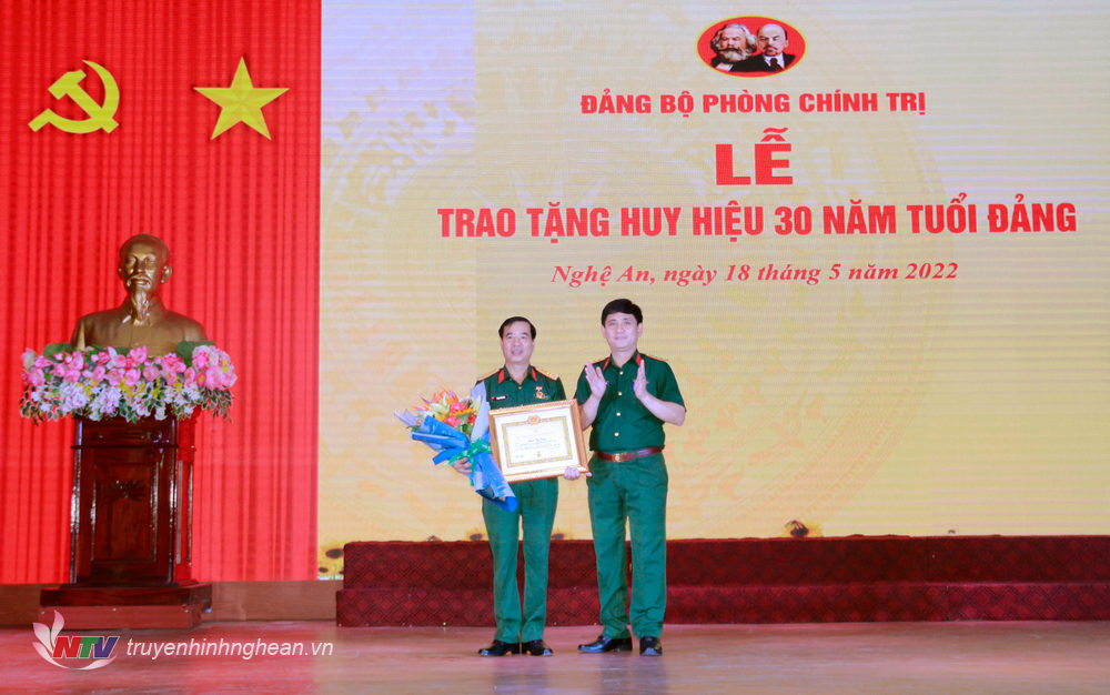 Trao tặng Huy hiệu 30 năm tuổi Đảng cho Chính uỷ Bộ CHQS tỉnh Nghệ An