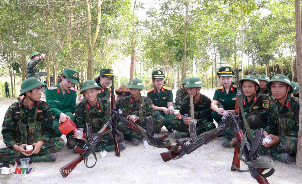 -Đoàn Thanh niên và Hội Phụ nữ Bộ CHQS tỉnh tổ chức chương trình “Bát nước thao trường” động viên, khích lệ các đồng chí chiến sĩ mới. 