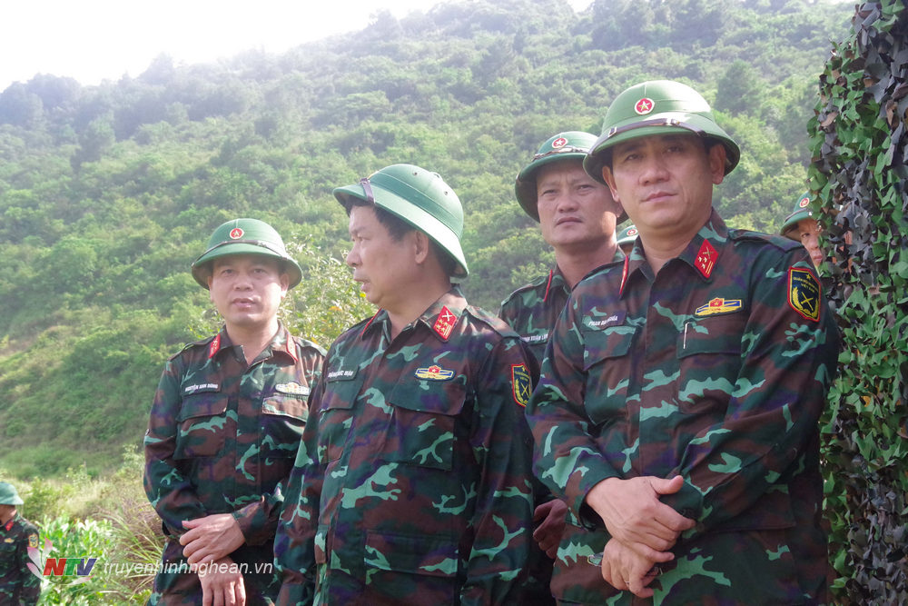 Thượng tá Phan Đại Nghĩa, Uỷ viên BTV Tỉnh uỷ, Chỉ huy trưởng Bộ CHQS tỉnh kiểm tra tại thao trường bắn Rú Mượu, huyện Hưng Nguyên. 
